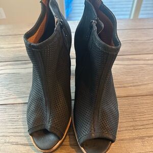 Paul Green Black Leather Ankle Booties Size 7